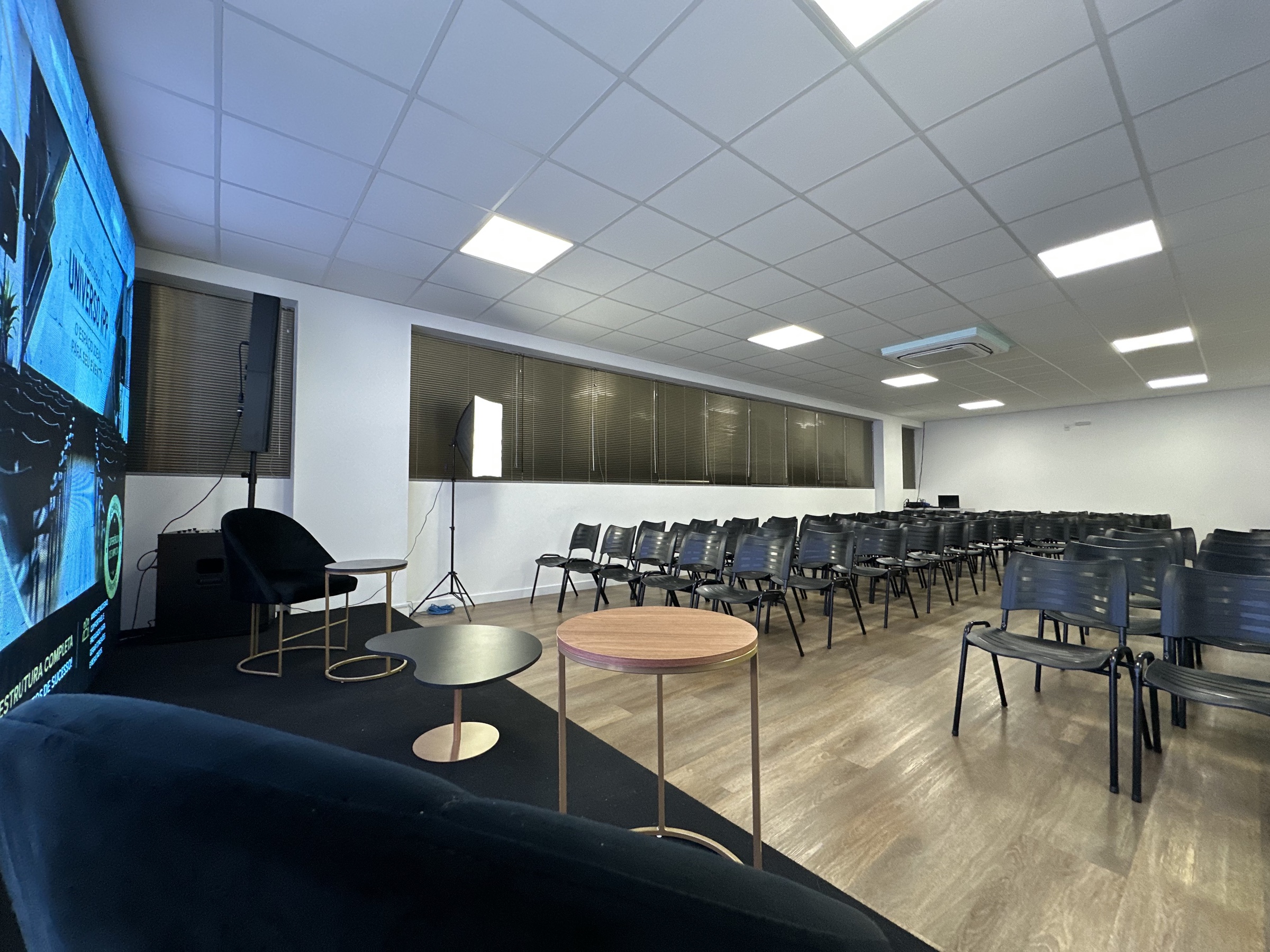 Auditório Universo IPP com ar-condicionado e cadeiras para eventos